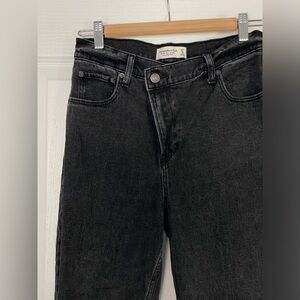 NWOT Abercrombie & Fitch Ultra High Rise 90s Slim Straight Jean